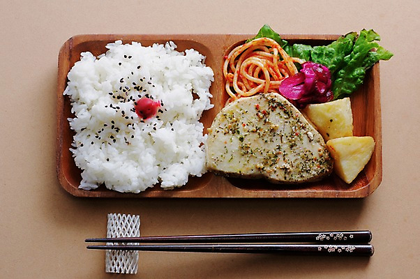 포토 JPG 접시 음식 채소 젓가락 밥 반찬 감자 사람없음 하이앵글 면류 도시락 깨 생선구이 도시락통 일본음식 국내포토 식기 뷰포인트 식재료 수저 용기_그릇 조미료 구이 생선요리 파일형식