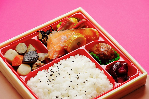 포토 JPG 음식 일본문화 밥 반찬 근접촬영 사람없음 생선요리 도시락 깨 도시락통 일본음식 분홍색배경 국내포토 동양문화 뷰포인트 분홍색 외국문화 백그라운드 식재료 어류 용기_그릇 조미료 파일형식