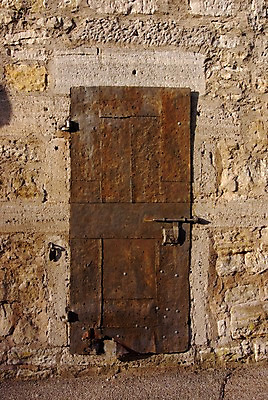 포토 JPG 주간 건축물 벽 사람없음 야외 문 잠김 부식 철문 국내포토 자연요소 건축 파일형식