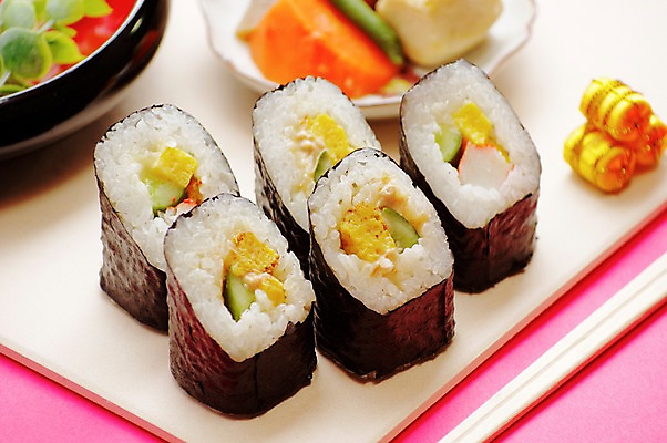 포토 JPG 접시 음식 일본문화 젓가락 밥 근접촬영 사람없음 아웃포커스 초밥 김밥 롤 롤스시 일본음식 국내포토 동양문화 식기 뷰포인트 외국문화 촬영기법 수저 파일형식