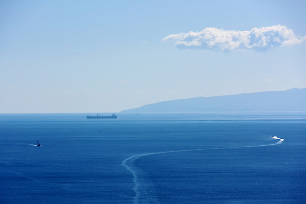 포토 JPG 주간 구름 바다 섬 자연 하늘 풍경 사람없음 야외 물 선박 국내포토 자연요소 수상교통 생태계 파일형식