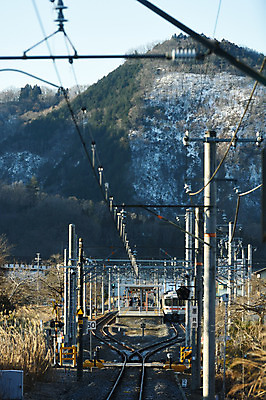 포토 JPG 주간 해외풍경 계절 아시아 육상교통 교통수단 교통 겨울 교통시설 산 풍경 야외 일본 기찻길 기차 눈 플랫폼 전봇대 기차역 철도의날 겨울풍경 국내포토 자연요소 해외 공공시설 나라 날씨 대중교통 역 시설 파일형식 법정기념일