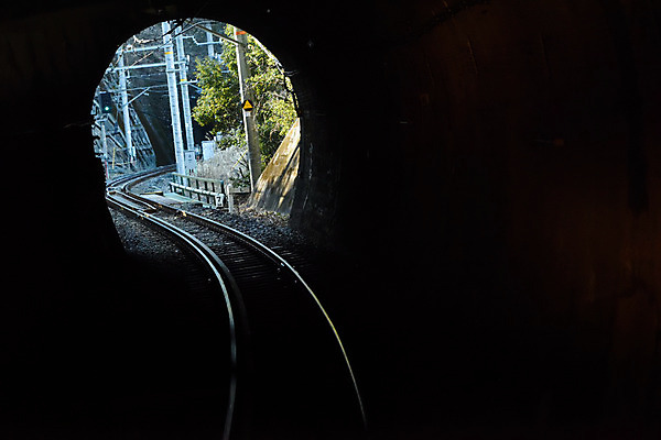 포토 JPG 주간 시설물 교통 교통시설 풍경 사람없음 야외 어둠 기찻길 원근감 터널 전봇대 철도의날 국내포토 자연요소 건축물 공공시설 길 뷰포인트 시설 파일형식 법정기념일