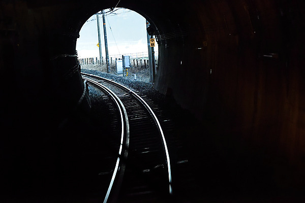 포토 JPG 주간 시설물 교통 교통시설 풍경 사람없음 야외 어둠 기찻길 원근감 터널 전봇대 철도의날 국내포토 자연요소 건축물 공공시설 길 뷰포인트 시설 파일형식 법정기념일