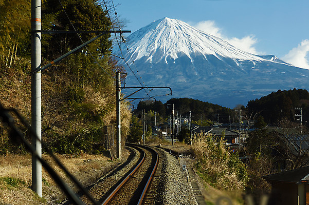 포토 JPG 주간 나무 식물 구름 해외풍경 아시아 교통시설 자연 하늘 산 주택 풍경 사람없음 야외 일본 기찻길 원근감 전선 눈 전봇대 후지산 철도의날 국내포토 자연요소 해외 공공시설 나라 뷰포인트 교통 날씨 건물 세계문화유산 시설 생태계 파일형식 법정기념일
