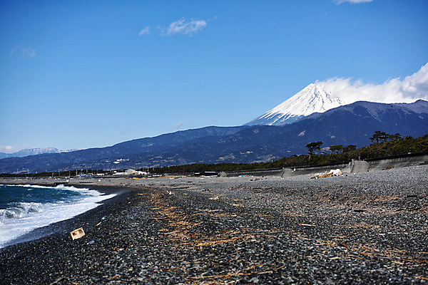 포토 JPG 주간 구름 해외풍경 아시아 바다 자연 하늘 산 풍경 해변 사람없음 야외 일본 조약돌 눈 후지산 국내포토 자연요소 해외 나라 날씨 세계문화유산 돌_바위 생태계 파일형식