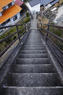 포토 JPG 주간 난간 주택 풍경 사람없음 야외 건물 계단 마을 주택가 내리막 국내포토 자연요소 건축물 파일형식