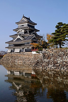포토 JPG 주간 나무 식물 해외풍경 건축물 아시아 고건축 하늘 물그림자 풍경 사람없음 야외 건물 반사 일본 동양건축 연못 성 일본전통 일본건축 마쓰모토성 마쓰모토 국내포토 자연요소 전통 해외 건축 나라 그림자 파일형식 동양