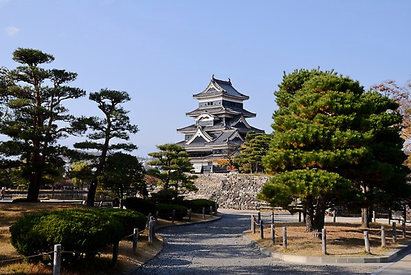 포토 JPG 주간 나무 식물 해외풍경 건축물 아시아 고건축 하늘 풍경 사람없음 야외 건물 일본 동양건축 성 일본전통 일본건축 마쓰모토성 마쓰모토 국내포토 자연요소 전통 해외 건축 나라 파일형식 동양