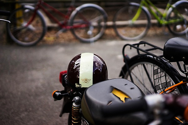 포토 JPG 주간 모자 육상교통 교통수단 교통 사람없음 야외 아웃포커스 자전거 헬멧 주차장 안장 국내포토 자연요소 잡화 촬영기법 바이크 보호장비 파일형식