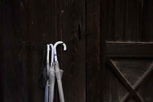 포토 JPG 건축물 잡화 줄 생활용품 우산 매달리기 사람없음 문 끈 대문 나무문 국내포토 건축 모션 목재 오브젝트 파일형식