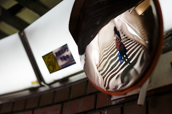 포토 JPG 시설물 한명 사람 풍경 뒷모습 반사 계단 거울 국내포토 1 건축물 뷰포인트 파일형식