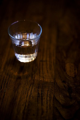 포토 JPG 탁자 근접촬영 사람없음 아웃포커스 컵 물 카페 물컵 국내포토 자연요소 식기 뷰포인트 가구 촬영기법 상점 파일형식