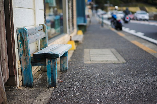 포토 JPG 주간 도로 벤치 의자 자동차 거리 거리풍경 풍경 사람없음 야외 아웃포커스 카페 원근감 국내포토 자연요소 길 육상교통 뷰포인트 가구 교통시설 촬영기법 상점 파일형식