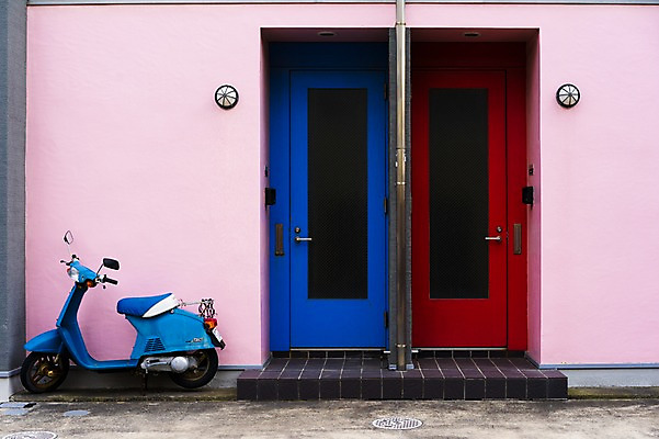 포토 JPG 주간 건축물 육상교통 교통수단 벽 출입구 풍경 사람없음 야외 건물 문 스쿠터 오토바이 국내포토 자연요소 건축 교통 바이크 파일형식