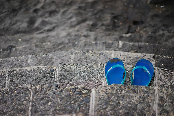 포토 JPG 주간 바다 신발 슬리퍼 풍경 사람없음 야외 아웃포커스 계단 쪼리 국내포토 자연요소 촬영기법 샌들 파일형식