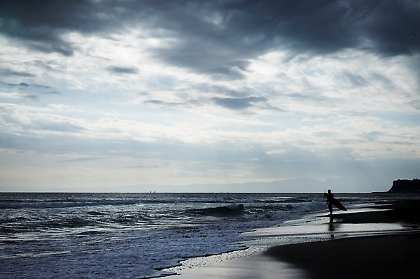 포토 JPG 주간 구름 실루엣 바다 자연 하늘 한명 사람 풍경 해변 야외 서핑보드 국내포토 자연요소 1 촬영기법 보드_스포츠 생태계 파일형식