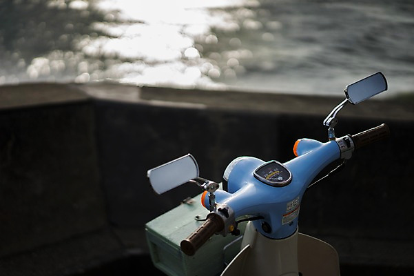 포토 JPG 주간 육상교통 교통수단 바다 교통 사람없음 야외 아웃포커스 거울 스쿠터 오토바이 핸들 백미러 국내포토 자연요소 촬영기법 바이크 파일형식