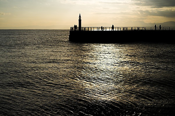 포토 JPG 주간 구름 실루엣 바다 자연 하늘 등대 사람 풍경 여러명 야외 노을 일몰 국내포토 자연요소 다수 촬영기법 생태계 파일형식