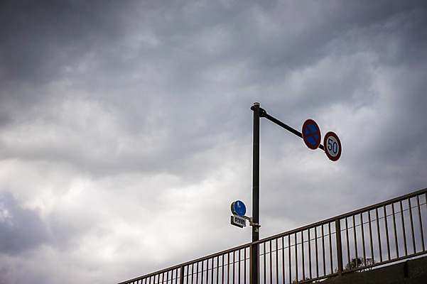 포토 JPG 주간 구름 시설물 난간 교통시설 하늘 풍경 사람없음 야외 표지판 먹구름 도로표지판 국내포토 자연요소 건축물 도로 교통 알림판 시설 파일형식 구름_자연