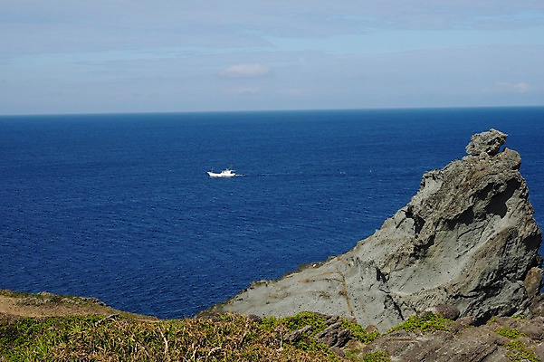 포토 JPG 주간 구름 바다 자연 하늘 풍경 사람없음 야외 돌_바위 바위 선박 국내포토 자연요소 수상교통 생태계 파일형식