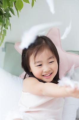 포토 JPG 스튜디오촬영 라이프스타일 여자 어린이라이프 별 어린이 모션 놀이 실내 한명 미소 사람 앉기 동양인 소녀 상반신 앞모습 유치원생 한국인 침대 포근함 편안함 깃털 소녀한명만 국내포토 자연요소 1 뷰포인트 가구 표정 인종 내부 생활 감각 여자한명만 소녀만 파일형식