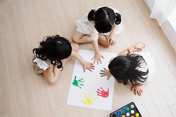 포토 JPG 스튜디오촬영 전신 라이프스타일 여자 어린이라이프 종이 어린이 모션 놀이 실내 사람 앉기 동양인 손짓 소녀 세명 친구 하이앵글 귀여움 물감 유치원생 한국인 즐거움 여자만 어린이만 소녀만 국내포토 감정 뷰포인트 컨셉 관계 인종 내부 생활 미술도구 파일형식