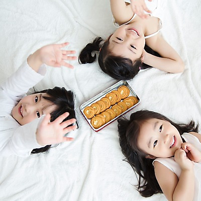 포토 JPG 스튜디오촬영 라이프스타일 여자 어린이라이프 어린이 모션 휴식 실내 미소 사람 동양인 소녀 상반신 앞모습 세명 친구 눕기 과자 유치원생 침실 한국인 침대 포근함 편안함 여자만 어린이만 소녀만 국내포토 뷰포인트 가구 컨셉 관계 디저트 표정 인종 내부 생활 감각 파일형식