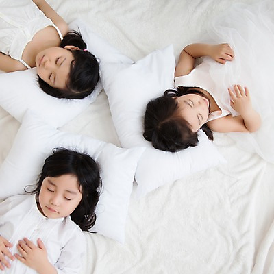 포토 JPG 스튜디오촬영 라이프스타일 여자 어린이라이프 어린이 베개 모션 휴식 실내 사람 동양인 소녀 상반신 앞모습 세명 친구 눕기 눈감음 유치원생 침실 한국인 침대 잠 포근함 편안함 여자만 어린이만 소녀만 국내포토 뷰포인트 가구 컨셉 관계 침구 인종 내부 생활 감각 파일형식