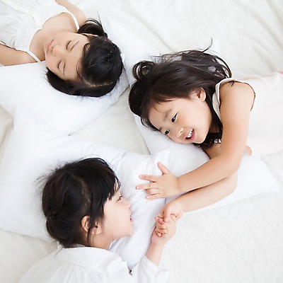 포토 JPG 스튜디오촬영 라이프스타일 여자 어린이라이프 어린이 베개 모션 휴식 실내 미소 사람 동양인 소녀 상반신 옆모습 세명 친구 눕기 손잡기 유치원생 침실 한국인 침대 잠 포근함 편안함 여자만 어린이만 소녀만 국내포토 뷰포인트 가구 컨셉 관계 침구 표정 인종 내부 생활 감각 파일형식