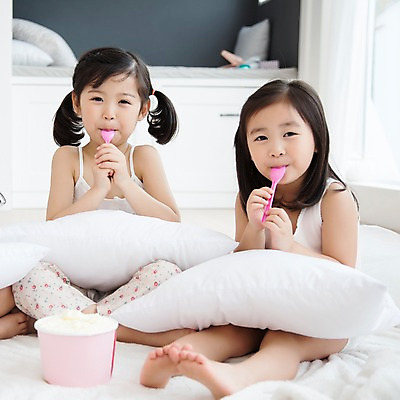 포토 JPG 스튜디오촬영 전신 라이프스타일 여자 어린이라이프 어린이 베개 모션 아이스크림 실내 미소 들기 사람 앉기 동양인 소녀 두명 앞모습 친구 숟가락 유치원생 침실 한국인 침대 포근함 편안함 먹기 여자만 어린이만 소녀만 국내포토 뷰포인트 가구 관계 침구 디저트 수저 표정 인종 내부 생활 감각 파일형식