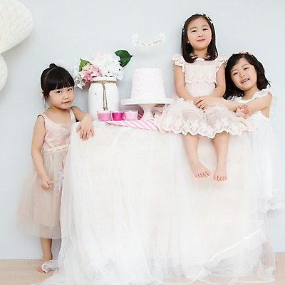 포토 JPG 스튜디오촬영 전신 라이프스타일 드레스 여자 어린이라이프 화분 어린이 모션 휴식 실내 미소 사람 앉기 동양인 소녀 앞모습 세명 친구 파티 귀여움 유치원생 한국인 즐거움 공주님 특별함 여자만 어린이만 소녀만 국내포토 옷 감정 뷰포인트 컨셉 관계 표정 인종 이벤트 내부 생활 파일형식