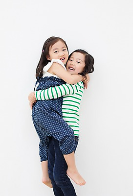 포토 JPG 스튜디오촬영 전신 라이프스타일 여자 어린이라이프 어린이 안기 모션 실내 서기 미소 사람 동양인 소녀 상반신 두명 옆모습 친구 유치원생 한국인 여자만 어린이만 소녀만 들어올리기 국내포토 뷰포인트 관계 표정 인종 내부 생활 파일형식