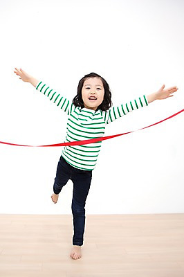 포토 JPG 스튜디오촬영 전신 라이프스타일 여자 어린이라이프 어린이 모션 놀이 팔벌리기 실내 한명 서기 미소 사람 동양인 손짓 소녀 앞모습 귀여움 유치원생 한국인 우승 즐거움 다리들기 소녀한명만 국내포토 1 감정 뷰포인트 컨셉 표정 인종 내부 생활 최고 여자한명만 소녀만 파일형식