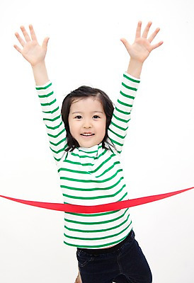 포토 JPG 스튜디오촬영 라이프스타일 여자 어린이라이프 어린이 모션 놀이 실내 한명 서기 미소 사람 동양인 손짓 소녀 상반신 앞모습 귀여움 유치원생 한국인 우승 즐거움 손뻗기 소녀한명만 국내포토 1 감정 뷰포인트 컨셉 표정 인종 내부 생활 최고 여자한명만 소녀만 파일형식