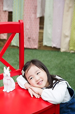 포토 JPG 주간 라이프스타일 여자 어린이라이프 어린이 인형 의자 모션 휴식 한명 미소 사람 앉기 동양인 소녀 상반신 야외 앞모습 귀여움 유치원생 한국인 토끼인형 소녀한명만 국내포토 자연요소 1 뷰포인트 가구 컨셉 표정 인종 생활 토끼 여자한명만 소녀만 파일형식