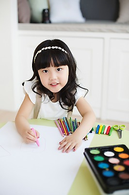 포토 JPG 스튜디오촬영 라이프스타일 여자 어린이라이프 종이 어린이 모션 놀이 색연필 가위 실내 한명 사람 앉기 동양인 소녀 상반신 앞모습 귀여움 유치원생 한국인 그리기 즐거움 그림 크레파스 소녀한명만 국내포토 1 감정 뷰포인트 컨셉 문구용품 학용품 인종 내부 생활 여자한명만 소녀만 파일형식