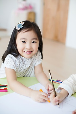 포토 JPG 스튜디오촬영 라이프스타일 여자 어린이라이프 종이 어린이 모션 놀이 탁자 색연필 실내 한명 미소 들기 사람 앉기 동양인 소녀 상반신 앞모습 귀여움 유치원생 한국인 그리기 즐거움 그림 크레파스 소녀한명만 국내포토 1 감정 뷰포인트 가구 컨셉 학용품 표정 인종 내부 생활 여자한명만 소녀만 파일형식