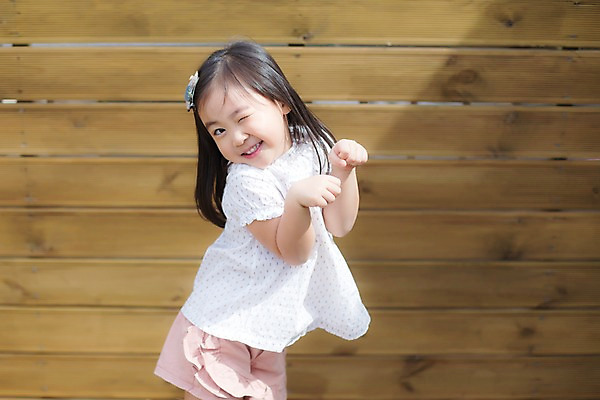 포토 JPG 주간 라이프스타일 여자 어린이라이프 어린이 장난 모션 윙크 한명 서기 미소 사람 동양인 손짓 소녀 상반신 야외 앞모습 귀여움 활발 유치원생 한국인 즐거움 소녀한명만 국내포토 자연요소 1 감정 뷰포인트 컨셉 표정 인종 생활 여자한명만 소녀만 파일형식