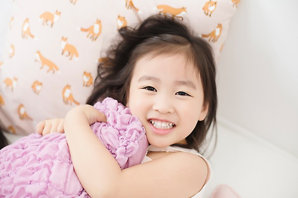 포토 JPG 스튜디오촬영 라이프스타일 여자 어린이라이프 어린이 쿠션 안기 모션 휴식 실내 한명 미소 사람 동양인 소녀 상반신 앞모습 눕기 유치원생 침실 한국인 침대 포근함 편안함 소녀한명만 국내포토 1 뷰포인트 가구 컨셉 표정 인종 내부 생활 감각 여자한명만 소녀만 파일형식