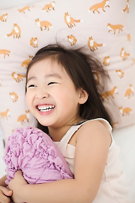 포토 JPG 스튜디오촬영 라이프스타일 여자 어린이라이프 어린이 쿠션 베개 안기 모션 실내 한명 미소 사람 동양인 소녀 상반신 앞모습 눕기 유치원생 침실 한국인 침대 포근함 편안함 소녀한명만 국내포토 1 뷰포인트 가구 침구 표정 인종 내부 생활 감각 여자한명만 소녀만 파일형식