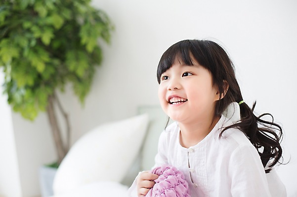 포토 JPG 스튜디오촬영 라이프스타일 응시 여자 어린이라이프 화분 어린이 모션 실내 한명 미소 들기 사람 앉기 동양인 소녀 상반신 옆모습 소파 유치원생 한국인 포근함 편안함 소녀한명만 국내포토 1 시선 뷰포인트 의자 표정 인종 내부 생활 감각 여자한명만 소녀만 파일형식