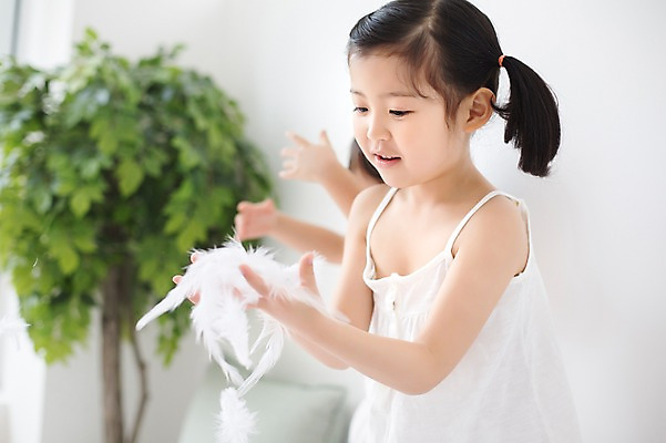 포토 JPG 스튜디오촬영 라이프스타일 여자 어린이라이프 어린이 모션 놀이 실내 한명 서기 미소 들기 사람 동양인 소녀 상반신 앞모습 귀여움 유치원생 한국인 깃털 즐거움 소녀한명만 국내포토 1 감정 뷰포인트 컨셉 표정 인종 내부 생활 여자한명만 소녀만 파일형식