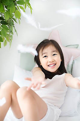 포토 JPG 스튜디오촬영 라이프스타일 여자 어린이라이프 어린이 베개 모션 놀이 실내 한명 미소 사람 앉기 동양인 손짓 소녀 상반신 앞모습 유치원생 한국인 침대 포근함 편안함 깃털 소녀한명만 국내포토 1 뷰포인트 가구 침구 표정 인종 내부 생활 감각 여자한명만 소녀만 파일형식