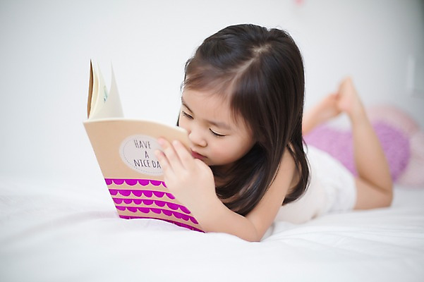 포토 JPG 스튜디오촬영 전신 라이프스타일 여자 어린이라이프 어린이 엎드리기 모션 휴식 실내 한명 들기 사람 동양인 소녀 앞모습 다이어리 유치원생 침실 한국인 침대 포근함 편안함 소녀한명만 국내포토 1 뷰포인트 가구 컨셉 인종 내부 생활 사무용품 감각 여자한명만 소녀만 파일형식