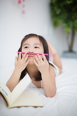 포토 JPG 스튜디오촬영 전신 라이프스타일 응시 여자 어린이라이프 어린이 엎드리기 장난 모션 색연필 실내 한명 들기 사람 동양인 소녀 앞모습 다이어리 유치원생 침실 한국인 침대 포근함 편안함 소녀한명만 국내포토 1 시선 뷰포인트 가구 학용품 인종 내부 생활 사무용품 감각 여자한명만 소녀만 파일형식