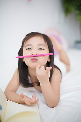 포토 JPG 스튜디오촬영 전신 라이프스타일 여자 어린이라이프 어린이 엎드리기 장난 모션 색연필 실내 한명 미소 들기 사람 동양인 소녀 앞모습 다이어리 유치원생 침실 한국인 침대 포근함 편안함 소녀한명만 국내포토 1 뷰포인트 가구 학용품 표정 인종 내부 생활 사무용품 감각 여자한명만 소녀만 파일형식