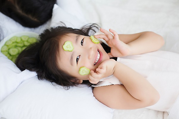 포토 JPG 스튜디오촬영 라이프스타일 여자 어린이라이프 어린이 모션 오이 실내 한명 미소 사람 동양인 손짓 소녀 상반신 앞모습 눕기 뷰티 유치원생 침실 한국인 침대 포근함 편안함 팩 오이팩 소녀한명만 국내포토 1 뷰포인트 가구 채소 표정 인종 내부 생활 화장품 감각 여자한명만 소녀만 파일형식