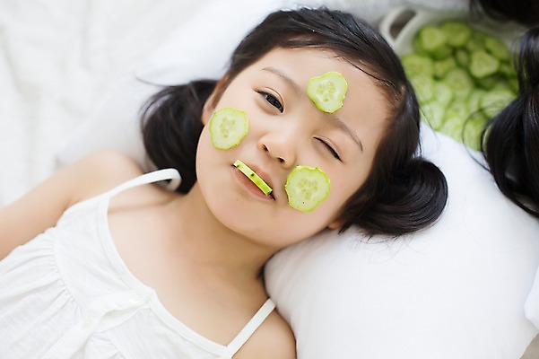 포토 JPG 스튜디오촬영 라이프스타일 여자 어린이라이프 어린이 베개 모션 오이 실내 윙크 한명 미소 사람 동양인 소녀 상반신 앞모습 눕기 뷰티 유치원생 침실 한국인 침대 포근함 편안함 먹기 팩 오이팩 소녀한명만 국내포토 1 뷰포인트 가구 채소 침구 표정 인종 내부 생활 화장품 감각 여자한명만 소녀만 파일형식