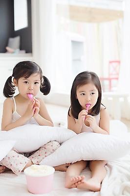 포토 JPG 스튜디오촬영 전신 라이프스타일 응시 여자 어린이라이프 어린이 베개 모션 휴식 아이스크림 실내 들기 사람 앉기 동양인 소녀 두명 앞모습 친구 숟가락 유치원생 한국인 포근함 편안함 먹기 여자만 어린이만 소녀만 국내포토 시선 뷰포인트 컨셉 관계 침구 디저트 수저 인종 내부 생활 감각 파일형식